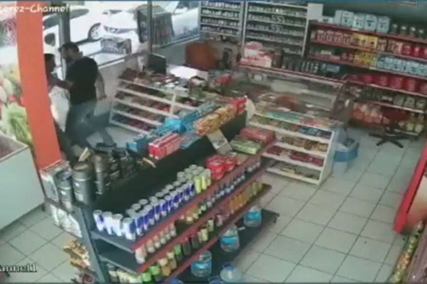 Elazığ’da bir market esnafının alışveriş yapan vatandaşlara saldırma anı kameralara yansıdı